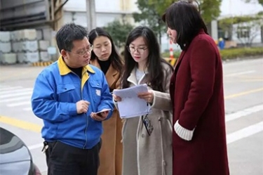 浙江省水利厅水资源治理处副调研员沈仁英携浙江日报记者等莅临122cc太阳集成游戏调研采访