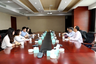 平湖市关工委主任邱其良莅临122cc太阳集成游戏纸业调研下一代事情