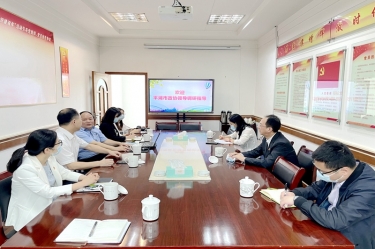 平湖市政协主席何健莅临122cc太阳集成游戏纸业全资子公司平湖景包调研走访