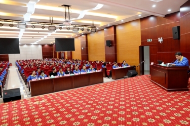 ? 学习模范，，凝聚实力！！！122cc太阳集成游戏纸业召开陈良杰同志先进事迹报告会