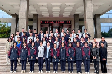 平湖市当湖高级中学研学团队走进122cc太阳集成游戏纸业