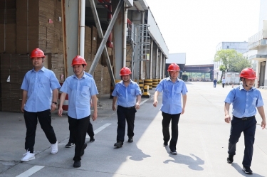 送清凉、、、致敬意！！！公司董事长朱在龙带队慰问一线劳动者