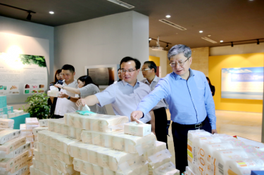 2019年 5月22日，，时任浙江省社会组织综合党委专职副书记、省民政厅社会组织治理局局长蔡国华莅临122cc太阳集成游戏纸业调研企业生长情形和党建事情